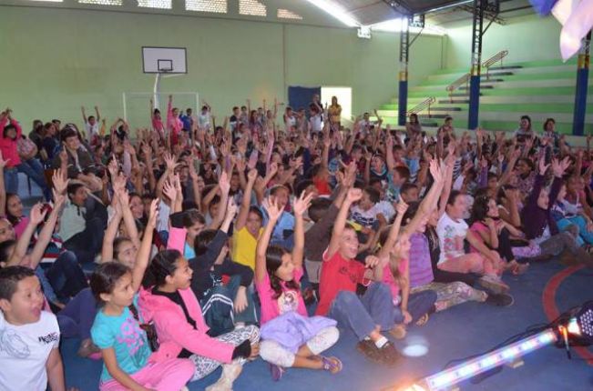 CCR Vias realiza teatro nas escolas