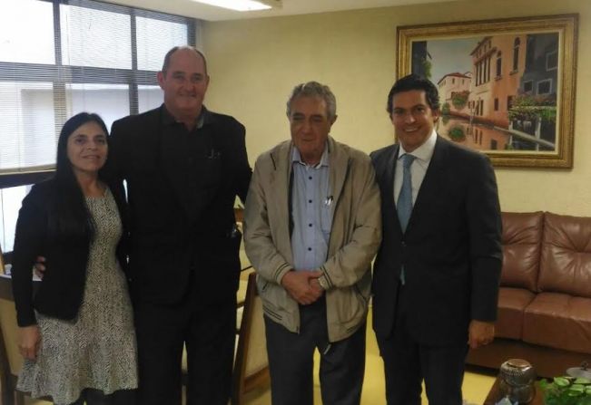 Prefeito se reúne com família Natel para abertura de estrada 