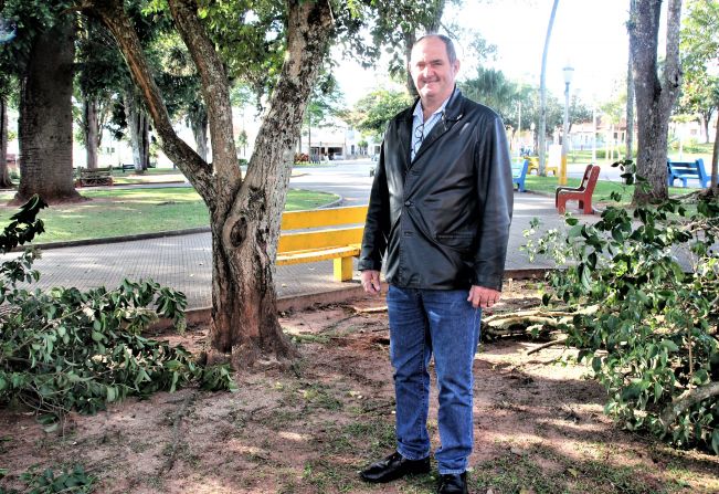 Prefeitura realiza limpeza das praças 