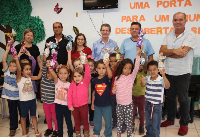 Prefeitura entrega ovos de Páscoa para alunos municipais 