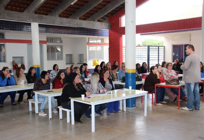 Creche Recanto dos Pássaros realiza capacitação profissional 