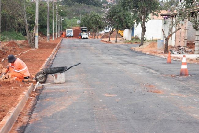 Rua dos Hibiscos recebe pavimentação