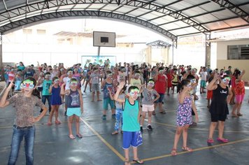 Alunos do projeto Arco Íris comemoram o Dia do Circo 