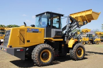 Cerqueira César é contemplada com pá-carregadeira pelo Governo do Estado