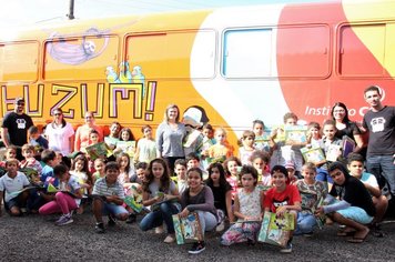 Alunos participam do espetáculo “Buzum” da CCR  