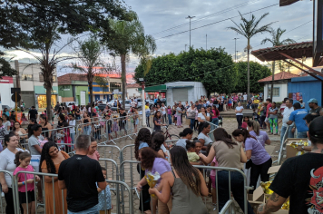 Assistência e Fundo Social realizam a entrega de ovos de Páscoa alunos de Cerqueira César 