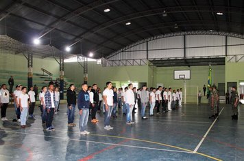 Jovens recebem o Certificado de Dispensa do Serviço Militar 