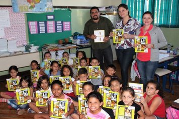 Educação efetua a entrega de apostilas nas escolas e creches 