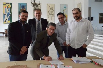 Prefeito assina o convênio para a implantação da UNIVESP