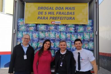 Fundo Social de Solidariedade recebe doação de 5 mil fraldas da Rede Drogal 