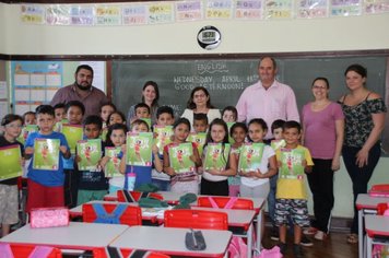 Prefeitura efetua a entrega de apostilas para alunos