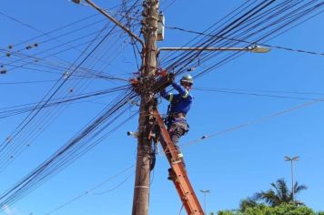 Ação começa remover fios soltos e inativos de postes em Cerqueira César 