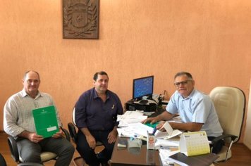 Prefeitura assina convênio para melhorias das estradas rurais 