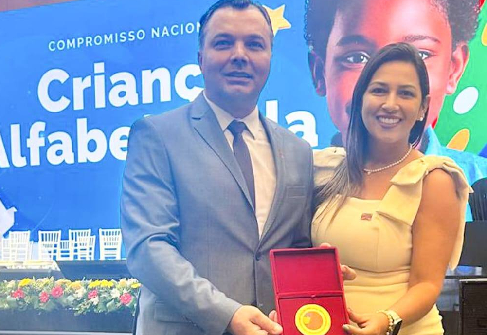 Em Brasília, Cerqueira César recebe o Selo Nacional Compromisso com Alfabetização 