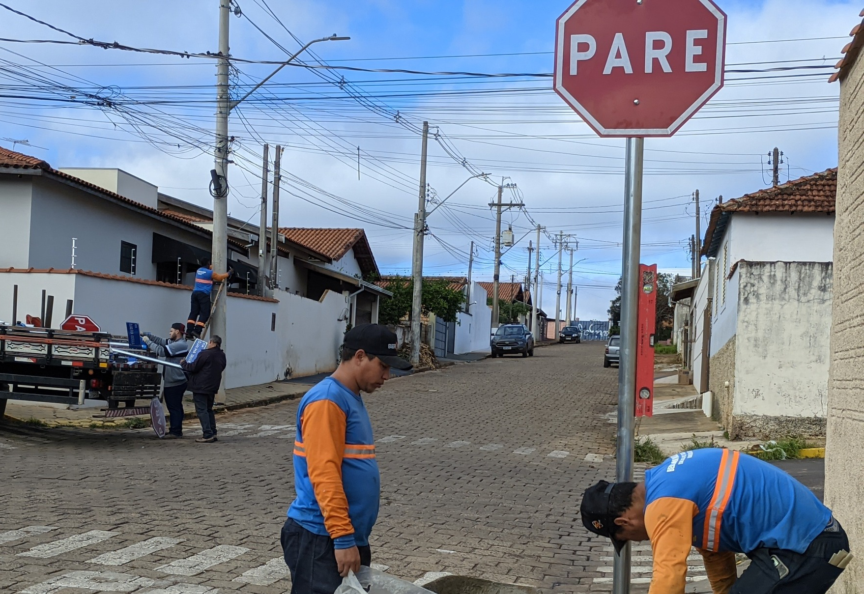 Prefeitura instala novas placas de sinalização nas ruas do Município 