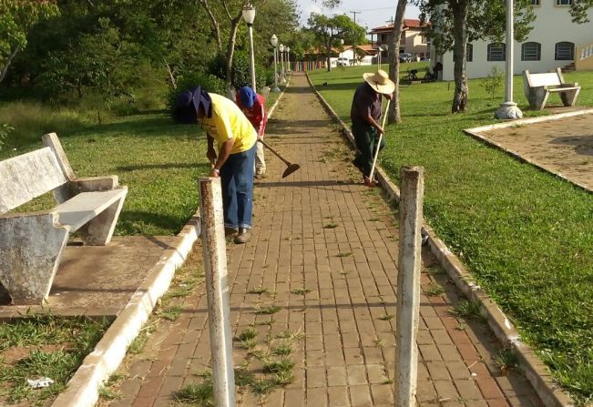 Prefeitura realiza a limpeza de praças e áreas públicas  