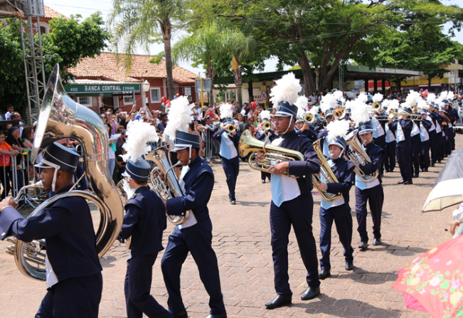Desfile Cívico comemora os 106 anos do Município, no Dia do Professor 