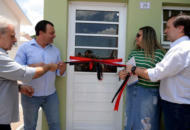 Autoridades inauguram o Conjunto Habitacional 