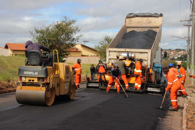 Obras de recape na Rua Três Ranchos