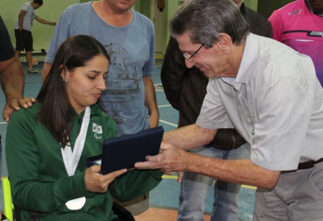 Mesa-tenista Cátia Oliveira recebe homenagem 