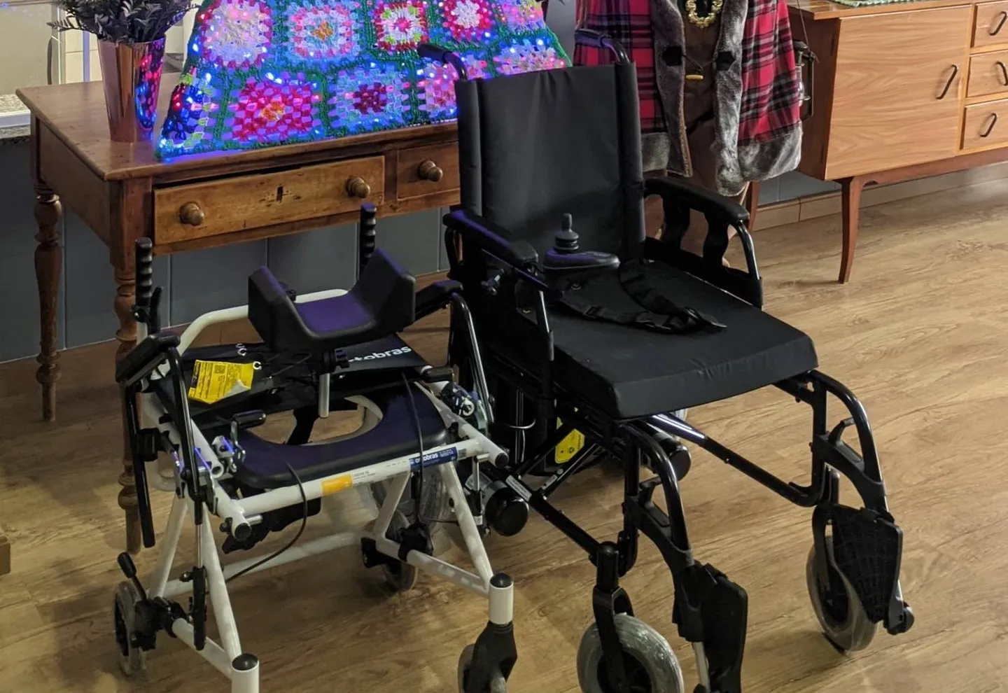 Município recebe cadeiras motorizadas e de banho, por meio da APAE de Taquarituba 