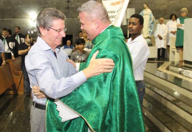 Prefeito prestigia de Missa de Despedida do Pe. Laudo 