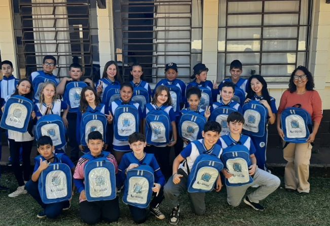 Secretaria da Educação entrega mochilas escolares para a rede municipal