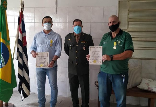 PREFEITO DIEGO CINTO E SECRETÁRIO DA JUNTA MILITAR JOSÉ RICARDO VIEIRA RECEBEM MEDALHA OLAVO BILAC