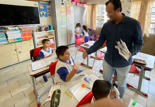 Governo de Cerqueira César efetua a entrega de kits de saúde bucal aos alunos da rede municipal 