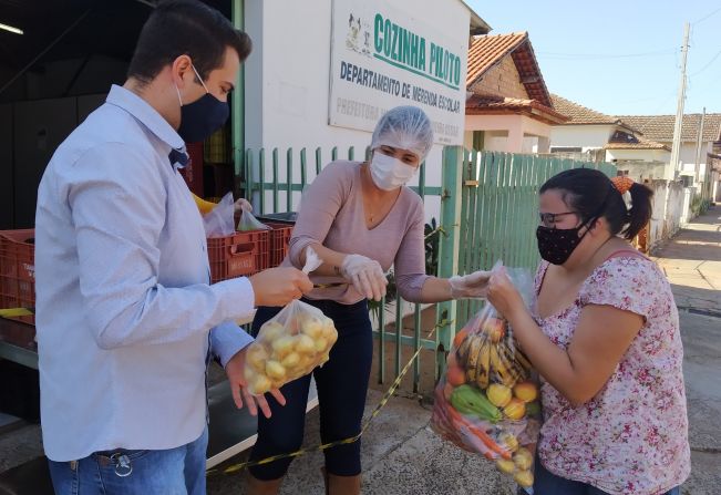 SECRETARIA DE EDUCAÇÃO EFETUA A ENTREGA DE KIT ALIMENTAÇÃO AOS ALUNOS DA REDE MUNICIPAL