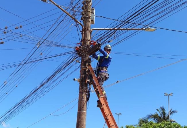 Ação começa remover fios soltos e inativos de postes em Cerqueira César 
