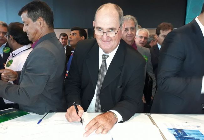 Prefeito assina a adesão do programa Internet para Todos 